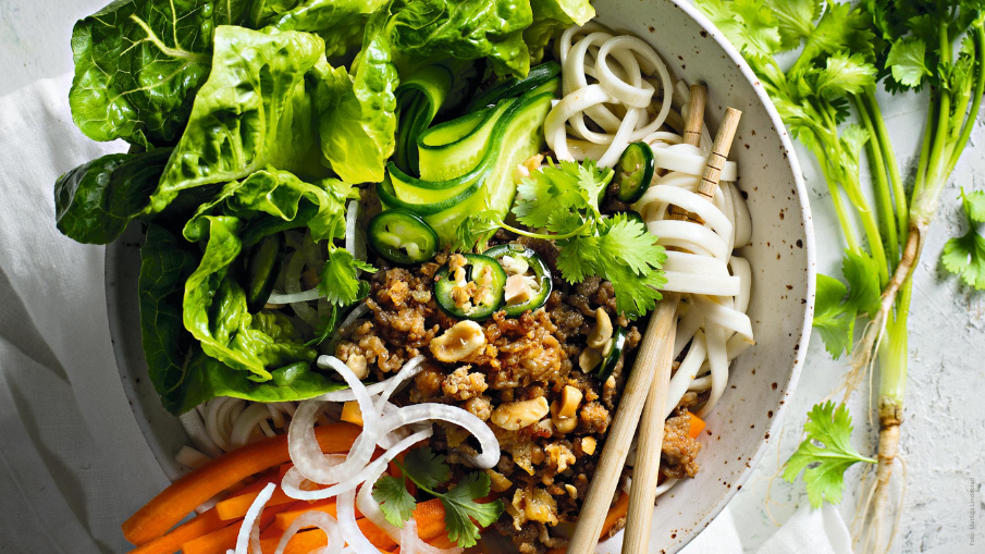 Eine leckere Salat-Bowl aus dem Buch "Knaller-Salate"